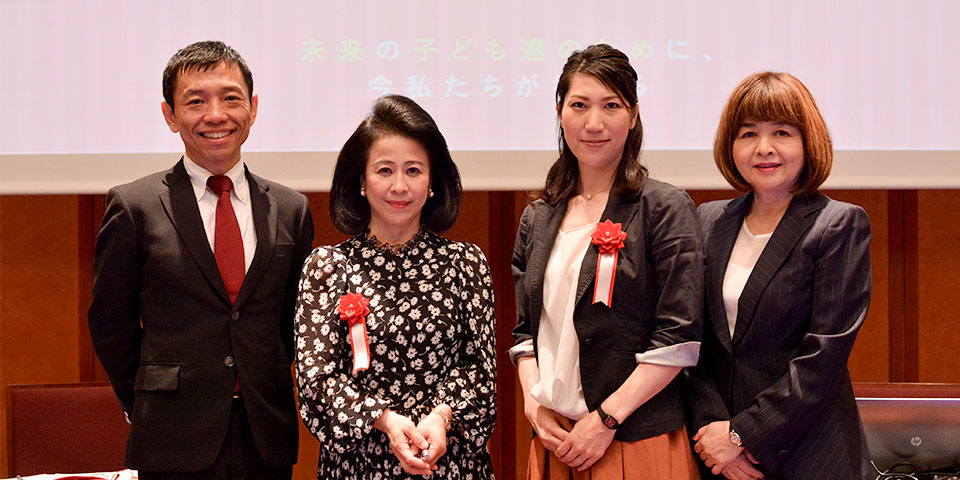 事務局長の石坂氏、医学博士の黒田氏、ピルコン理事長の染矢氏、モデレーターの残間氏
