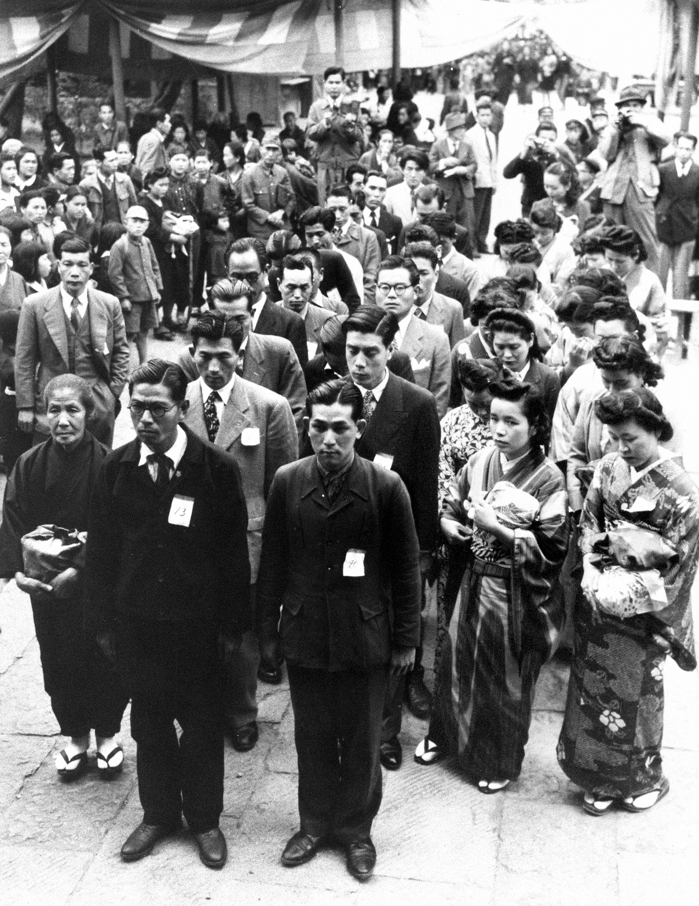 戦後から始まった「自治体婚活」。鎌倉・鶴岡八幡宮の集団お見合い大会の様子＝1948（昭和23）年5月6日（※4）