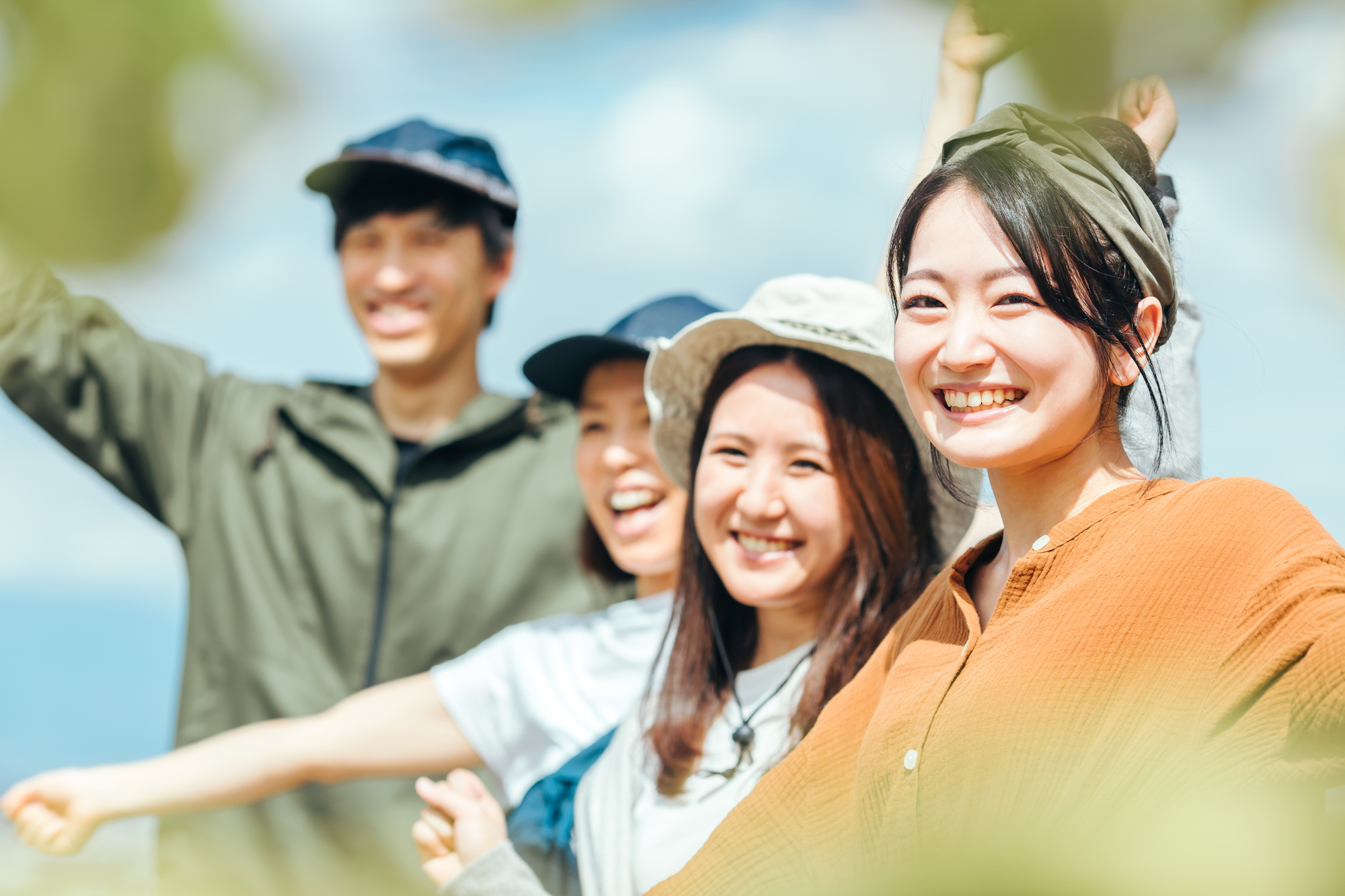 男性／子どもと映っている