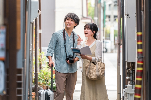 街歩きを楽しむカップルの画像