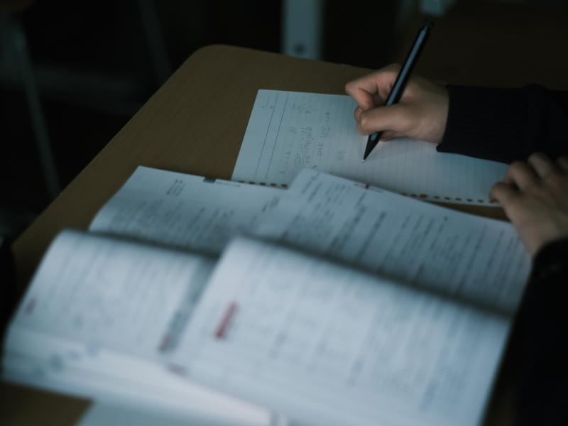 テキストを見ながら勉強している様子の手元