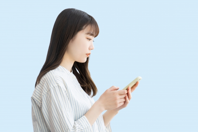 スマホを見る女性の横顔