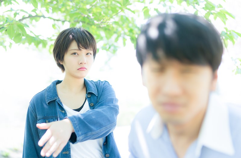 男性を平手打ちする女性
