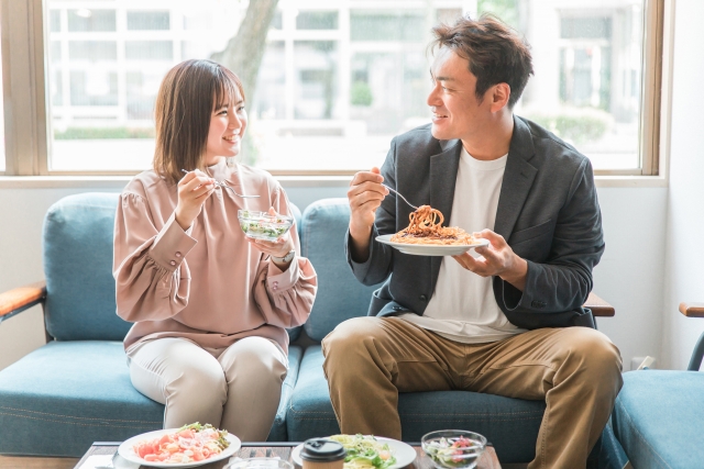 カフェで食事をするカップルの画像