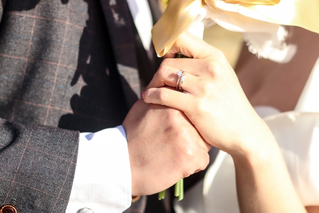 結婚式で手を握った二人の手元の画像