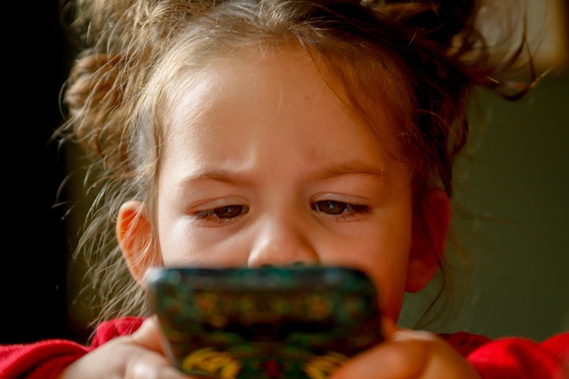 スマホを見る女の子の画像
