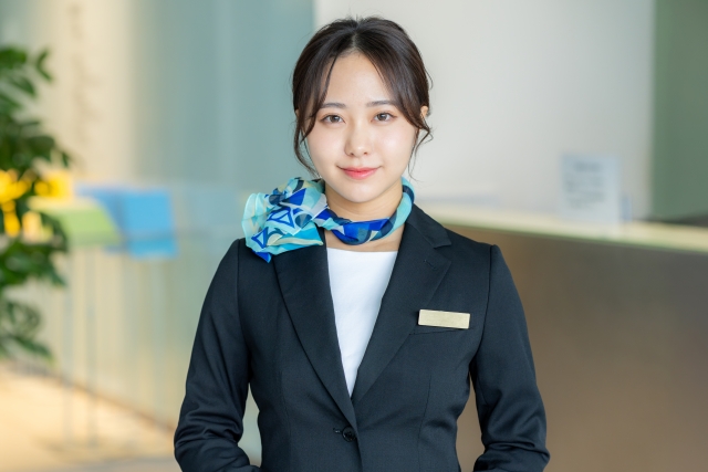 笑顔の女性コンシェルジュの画像