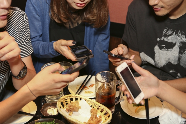 飲み会でれんらくさき交換をするシーンの画像