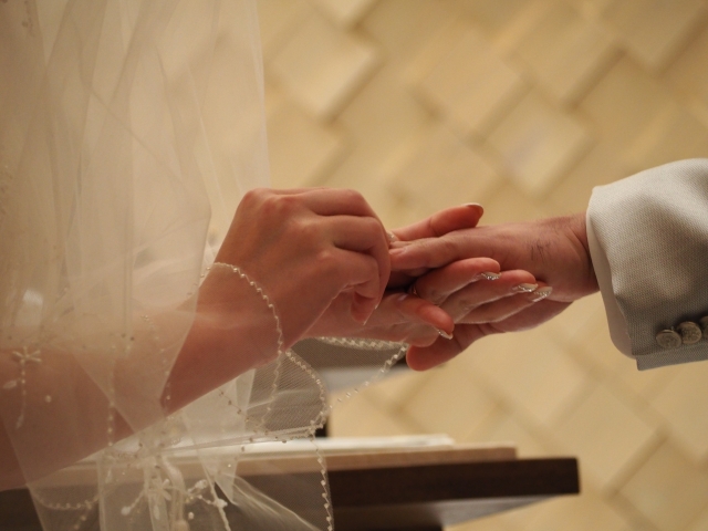 結婚式で指輪交換をする手元の画像