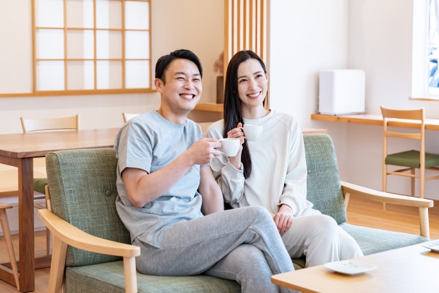 お茶を飲みながら会話を楽しむ夫婦の画像