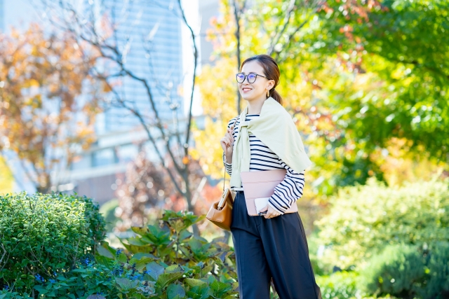 外を歩く女性の画像