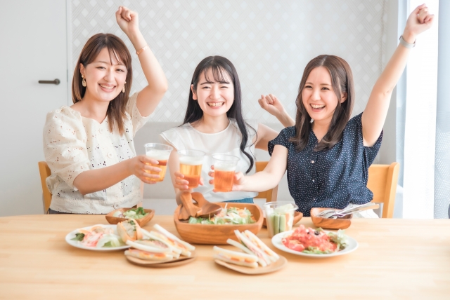 楽しそうに乾杯をする3名の女性