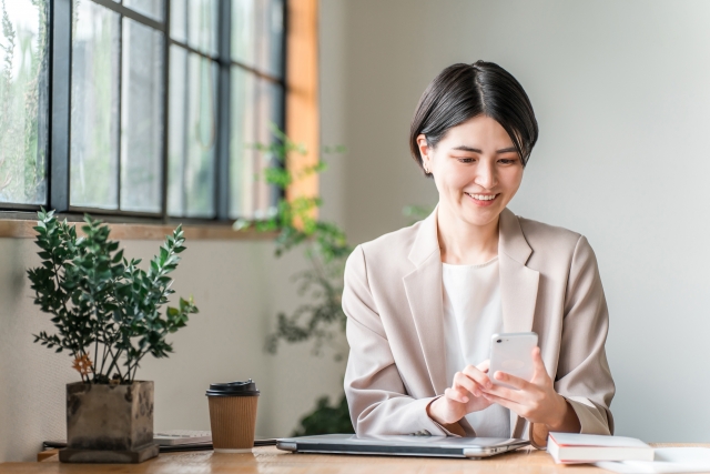 カフェでスマホを操作する女性
