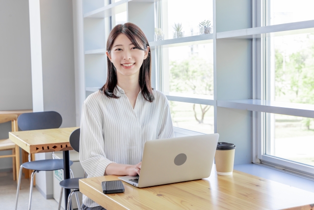 カフェでパソコンを操作する女性