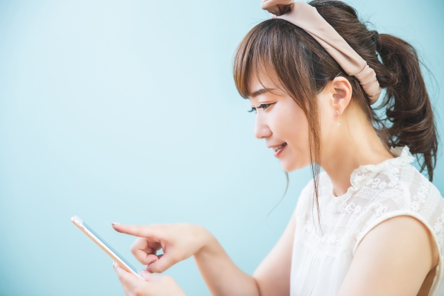 スマホを操作する女性の横顔
