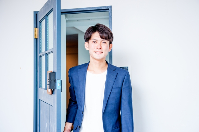 ドアを開けてこちらに向かってくる男性