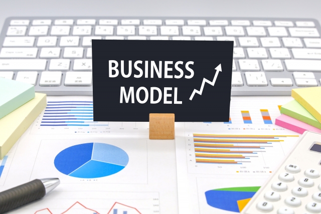 パソコンの前に置かれた「BUSINESS MODEL」と書かれたカード