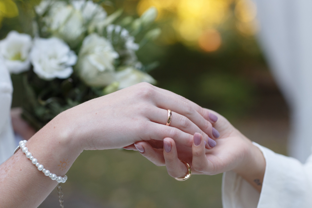 結婚式で指輪交換をする手元