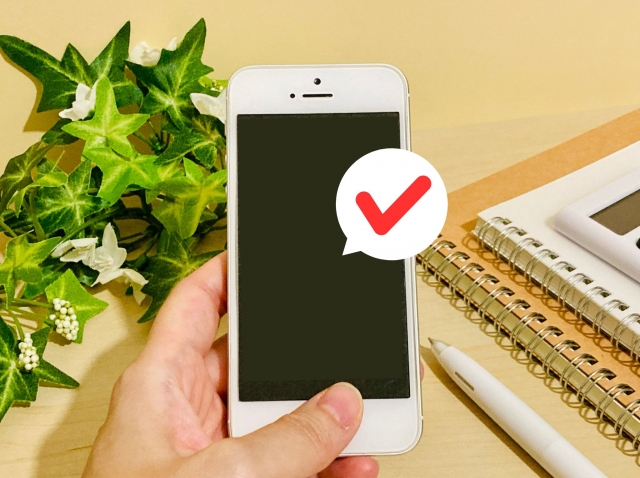 スマホを持つ手のイメージ画像