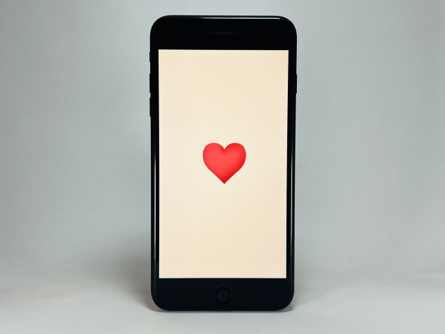 ハートマークが画面に映ったスマホ