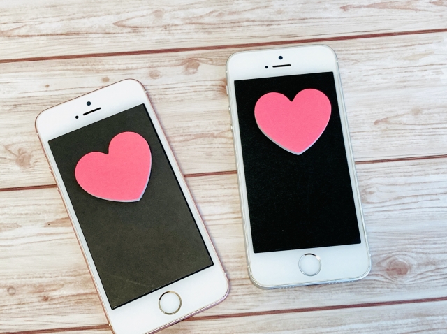 並んだ2つのスマホにハートのアイコンが載っているイメージ画像
