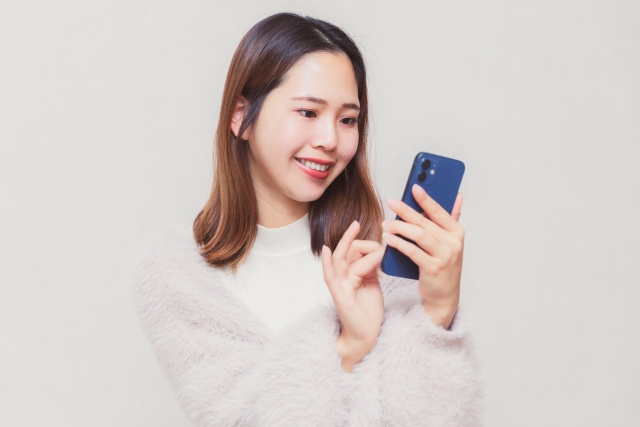 スマホを操作する女性