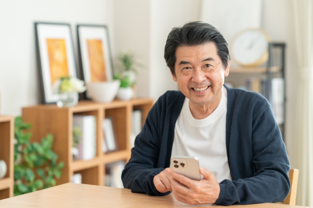 スマホを操作する中高年男性