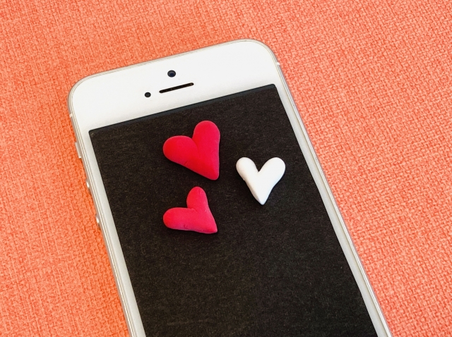 ハートマークが置かれたスマホ画面
