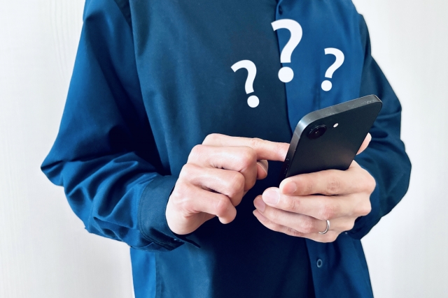 スマホを操作する男性の手元の画像