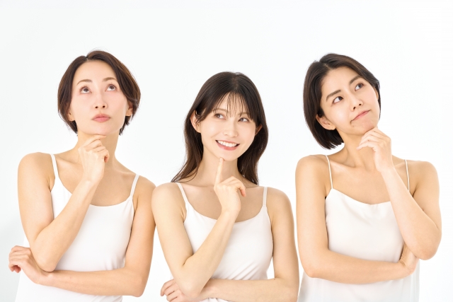 悩んでいる表情の女性3人の画像